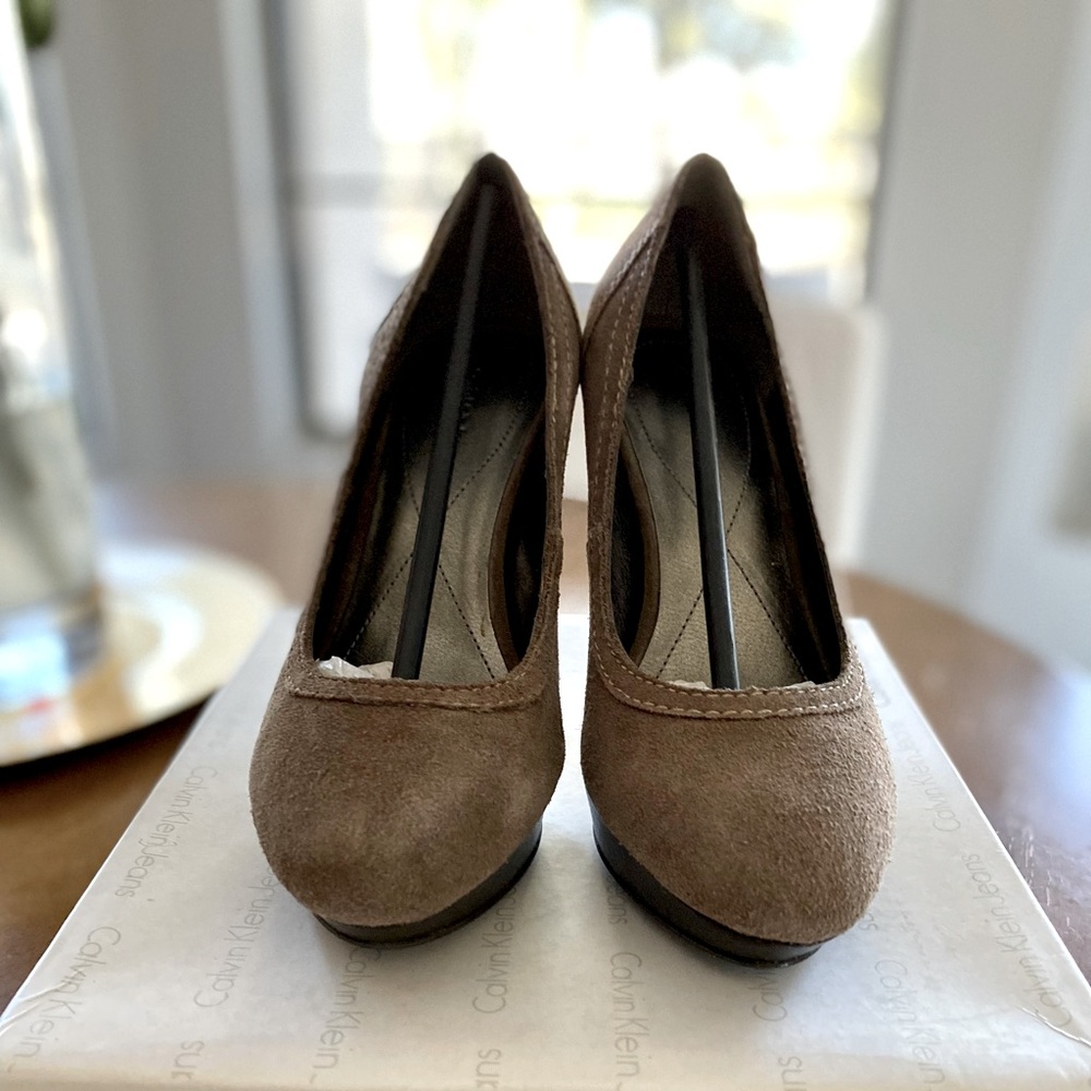 New! Calvin Klein Taupe Paris Suede Pumps -Size 6m/36.5m